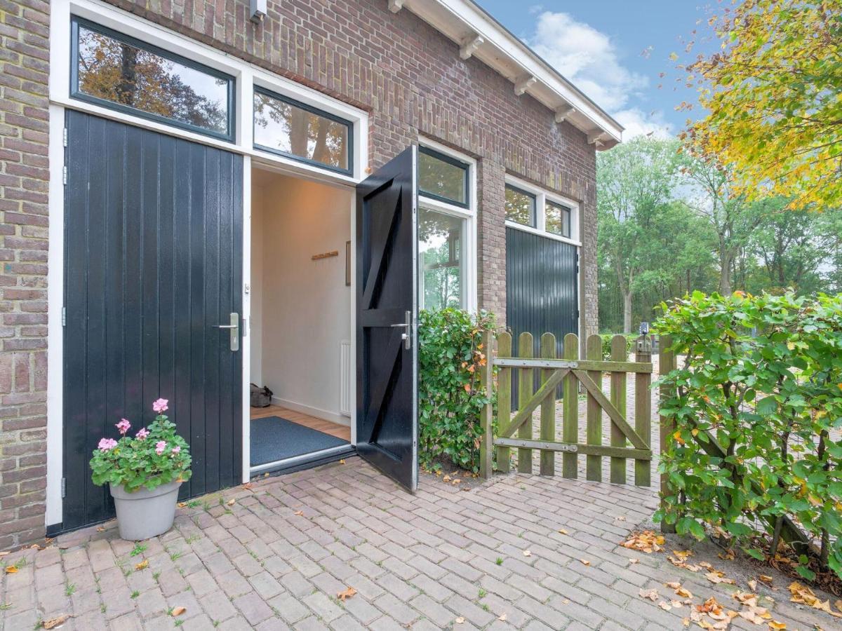 Cozy Holiday Home By The Canal In Dwingeloo Esterno foto
